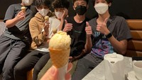 Nah ini momen Kenzy Taulany bersama dengan teman-teman bandnya. Mereka asyik nongkrong sambil menikmati es krim cone. Foto: Instagtam @kenzy_taulany_