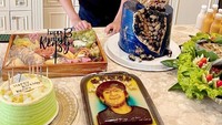 Saat ulang tahun, Kenzy Taulany mendapat banyak kejutan kue ulang tahun. Ada kue berbentuk wajah dirinya. Foto: Instagtam @kenzy_taulany_