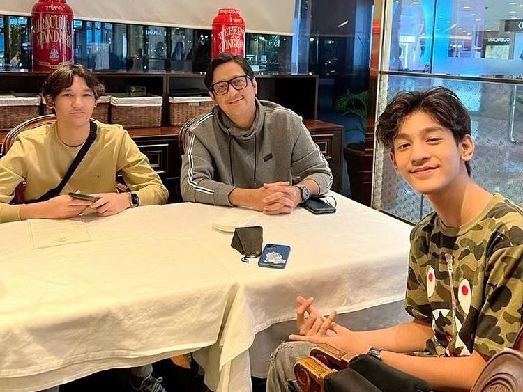 Kompaknya Kenzy dan Andre Taulany Saat Nongkrong di Kafe