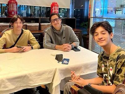 Kompaknya Kenzy dan Andre Taulany Saat Nongkrong di Kafe