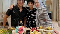 Ini adalah kenangan hari ulang tahun Kenzy Taulany yang ke-12. Kenzy mendapat kejutan banyak kue dari ayah dan ibunya. Foto: Instagtam @kenzy_taulany_