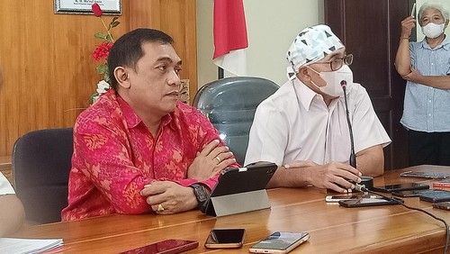Kepala Dinas Kesehatan Provinsi Bali, I Nyoman Gede Anom dan Dokter Spesialis Anak di RSUP Prof Ngoerah, dr I Gusti Ngurah Sanjaya Putra, Sp.A (k)., ketika ditemui di Kantor Dinas Kesehatan Provinsi Bali, Jalan Melati No 20 Denpasar, Bali