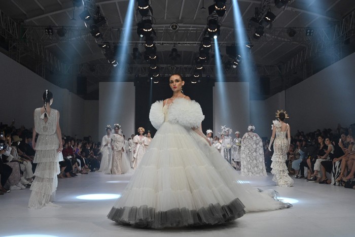 This photo taken on October 28, 2022 shows models presenting creations from a group of twelve Indonesian designers entitled Moonlight Whispers during the 2023 Jakarta Fashion Week in Jakarta. (Photo by ADEK BERRY / AFP) (Photo by ADEK BERRY/AFP via Getty Images)