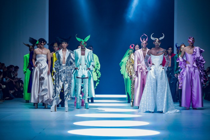 Koleksi Harry Halim di JFW 2023 This picture taken in Jakarta on October 27, 2022 shows a model presenting a creation by Harry Halim during 2023 Jakarta Fashion Week in Jakarta. (Photo by ADEK BERRY / AFP) (Photo by ADEK BERRY/AFP via Getty Images)