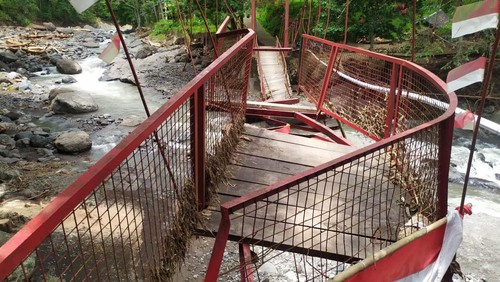 Kondisi Objek Wisata Tukad Gelar, Jembrana, Bali, masih dipenuhi kayu-kayu sisa banjir bandang, Sabtu (29/10/2022).