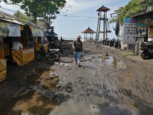 Kondisi Pantai Lebih, Gianyar, Bali, usai diterjang banjir rob, Jumat (28/10/2022) malam.