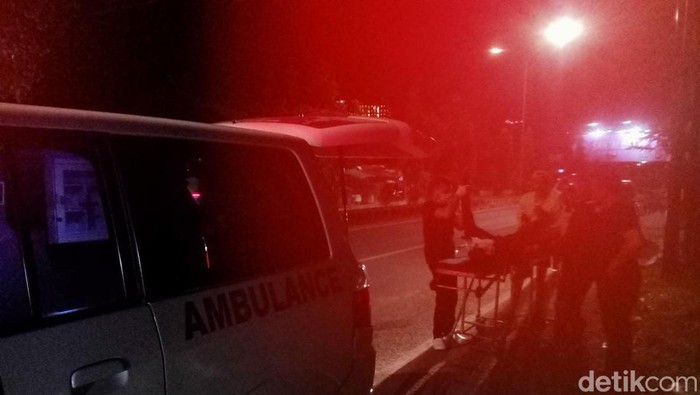 Korban pengeroyokan di Bandar Lampung dibawa ke ambulans