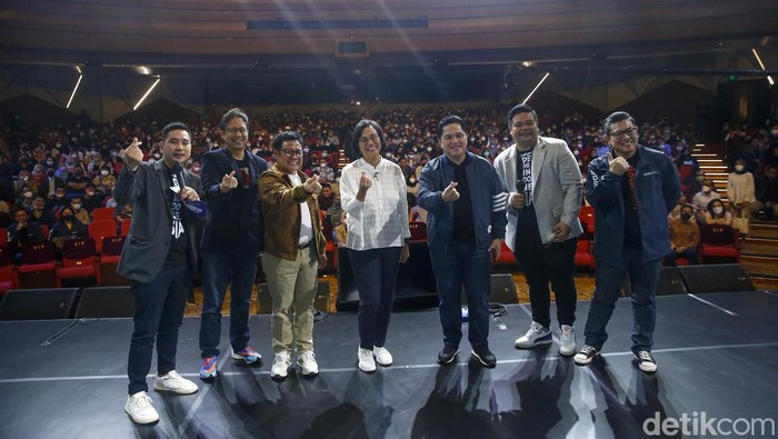 Menkeu Sri Mulyani, Menteri BUMN Erick Thohir, Menkes Budi Gunadi Sadikin dan Wakil Ketua DPR RI Muhaimin Iskandar berfoto bersama. Lihat nih gaya mereka.