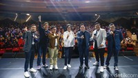 Begini lho gaya mereka saat foto bersama.