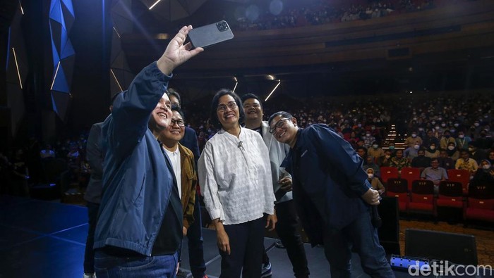 Lihat Gaya Sri Mulyani Hingga Erick Thohir saat Foto Bersama Menkeu Sri Mulyani, Menteri BUMN Erick Thohir, Menkes Budi Gunadi Sadikin dan Wakil Ketua DPR RI Muhaimin Iskandar berfoto bersama. Lihat nih gaya mereka.