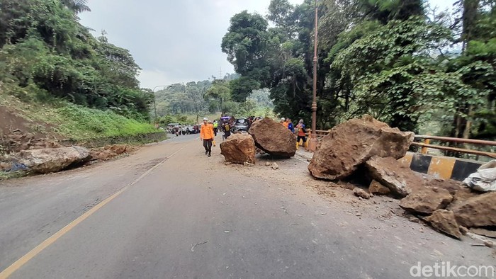 Longsor di Cadas Pangeran, Kabupaten Sumedang.