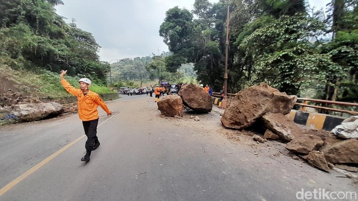 Longsor di Cadas Pangeran, Kabupaten Sumedang.