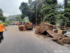 Batu Sebesar Minibus Timpa 2 Unit Mobil di Cadas Pangeran
