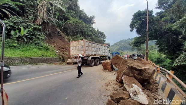 Longsor di Cadas Pangeran, Kabupaten Sumedang.