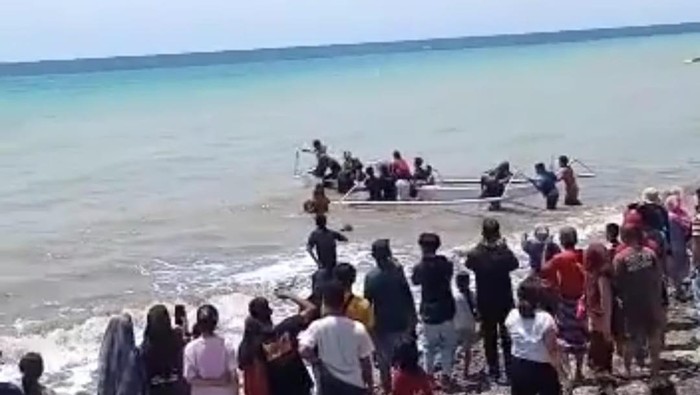 Perahu bawa 18 orang termasuk wakil Ketua DPRD Majene dan Kepala Puskesmas bernama Gayatri tenggelam di laut Majene tak jauh dari lokasi longsor di Desa Onang.