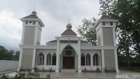 Menurut Pak Profesor dulu sempat cerita, awalnya beliau menganggarkan 1,5 miliar untuk pembangunan masjid, tapi membengkak info terakhir Rp 2 miliar. Masyarakat tidak sama sekali ditarik, sama sekali tidak minta sumbangan, murni Prof Sugiyono, kata Dwi Prasetyo kepada detikJateng, Sabtu (29/10/2022). Foto: Vandi Romadhon/detikJateng