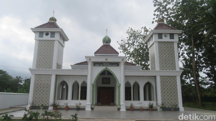 Masjid yang dibangun Guru Besar UNY Prof Sugiyono di Banyumas. Foto diambil Sabtu (29/10/2022).