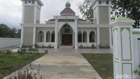 Ternyata Prof Sugiyono menghabiskan duit Rp 2 miliar untuk pembangunan masjid tersebut. Informasi ini disampaikan Sekretaris Desa Cindaga, Dwi Prasetyo. Dwi menyebut Sugiyono tidak meminta bantuan uang dari warga. Foto: Vandi Romadhon/detikJateng