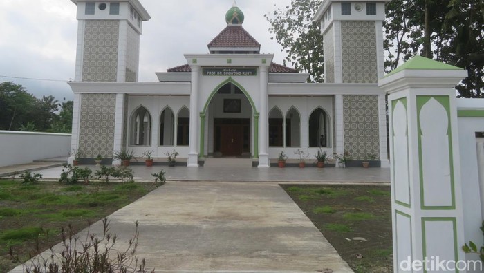 Masjid yang dibangun Guru Besar UNY Prof Sugiyono di Banyumas Masjid yang dibangun Guru Besar UNY Prof Sugiyono di Banyumas. Foto diambil Sabtu (29/10/2022).