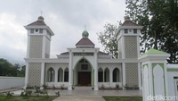 Di menyampaikan, pembangunan masjid ini kami bangun dengan uang best seller, bukan gaji saya, dari hasil penjualan buku insyaallah halal, kalau tidak salah sepeti itu, ucapnya menirukan. Foto: Vandi Romadhon/detikJateng