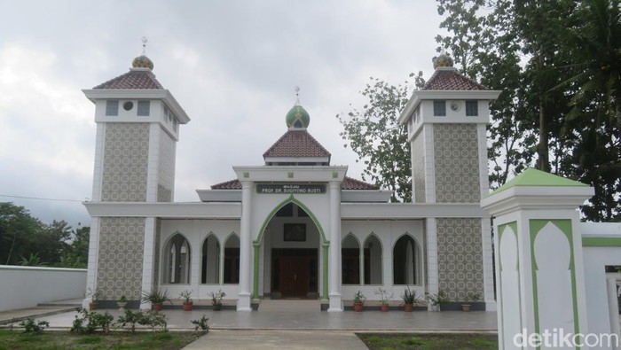 Masjid yang dibangun Guru Besar UNY Prof Sugiyono di Banyumas. Foto diambil Sabtu (29/10/2022).