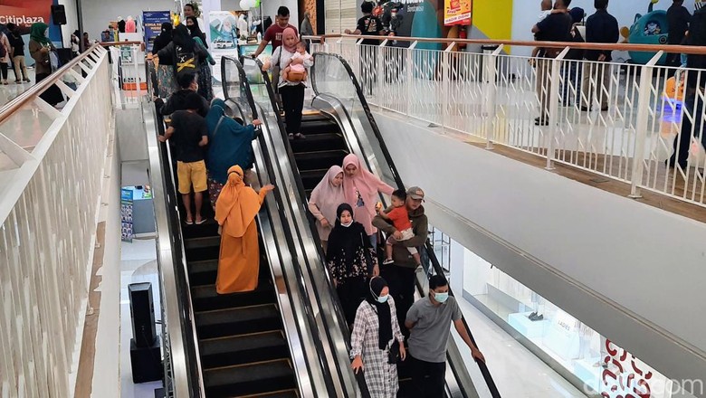 Masyarakat mencoba eskalator di mal baru di Bondowoso Masyarakat mencoba eskalator di mal baru di Bondowoso