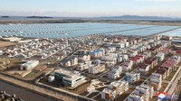 KCNA melaporkan, lahan pertanian ini memiliki lebih dari 850 blok rumah kaca modern seluas 280 hektar, yang akan diselaraskan dengan sekitar 1.000 rumah, sekolah dan fasilitas budaya dan layanan lainnya. 