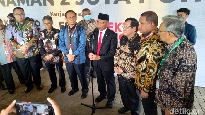 Menteri PMK Muhadjir Effendy di Surabaya