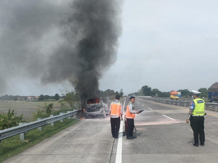 Mobil Daihatsu Xenia nopol AG 1567 EG terbakar saat melaju di ruas Astra Tol Jombang-Mojokerto (Jomo). Beruntung, pengemudi dan penumpang bisa menyelamatkan diri dari kobaran api.