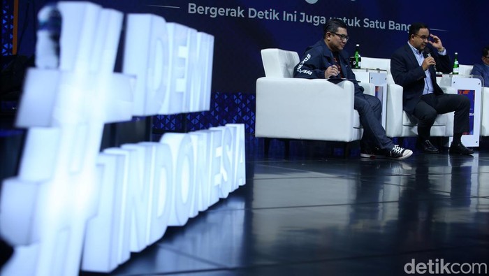 Momen Anies, RK dan Sandi dalam Satu Panggung Anies Baswedan, Gubernur Jabar Ridwan Kamil dan Menparekraf Sandiaga Uno menjadi pembicara dalam #DemiIndonesia detikcom. Begini momennya.