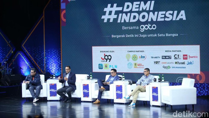Momen Anies, RK dan Sandi dalam Satu Panggung Anies Baswedan, Gubernur Jabar Ridwan Kamil dan Menparekraf Sandiaga Uno menjadi pembicara dalam #DemiIndonesia detikcom. Begini momennya.