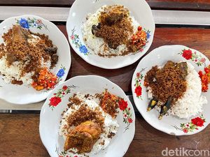Dekat Rel Kereta, Nasi Bebek Goreng Ini Viral dan Laris di Bekasi