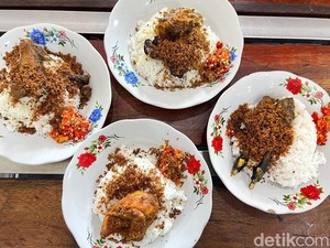 Dekat Rel Kereta, Nasi Bebek Goreng Ini Viral dan Laris di Bekasi