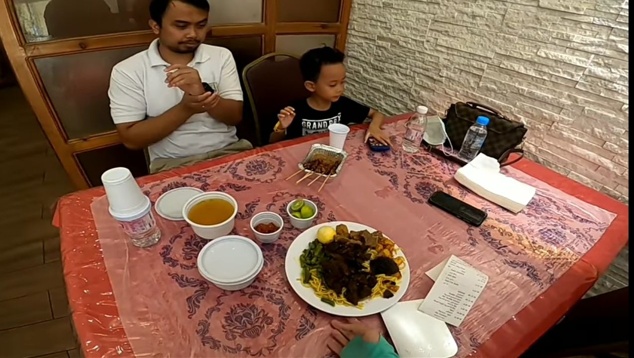 Rindu Kampung Halaman, 5 WNI Ini Berburu Nasi Padang di Luar Negeri