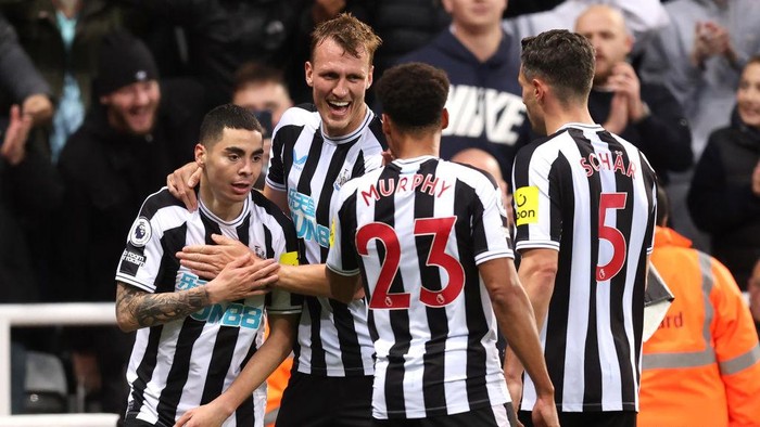 NEWCASTLE UPON TYNE, ENGLAND - OCTOBER 19: Miguel Almiron of Newcastle United celebrates scoring their sides first goal with teammates during the Premier League match between Newcastle United and Everton FC at St. James Park on October 19, 2022 in Newcastle upon Tyne, England. (Photo by George Wood/Getty Images)