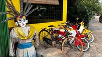 Warung makan Betawi ini dihiasi dengan beberapa ornamen seperti ondel-ondel hingga motor antik. Hiasan menarik ini membuat warung makannya lebih ramai. Foto: Detikcom / Atiqa Rana