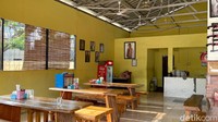 Seperti ini suasana di dalam Warung Betawi Pengkolan Mpok Nur. Pukul 14.00 ke atas, biasanya warung sudah sepi karena menu makanan banyak yang habis. Foto: Detikcom / Atiqa Rana