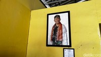 Salah satu potret  mantan Walikota Bekasi, Rahmat Effendi dipajang di dalam warung karena beliau pernah beberapa kali makan di warung Betawi itu. Foto: Detikcom / Atiqa Rana