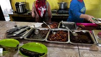 Pembeli yang datang bisa langsung memilih makanan di etalase seperti ini. Namun sayang, jika sudah terlalu siang menunya akan semakin sedikit. Foto: Detikcom / Atiqa Rana