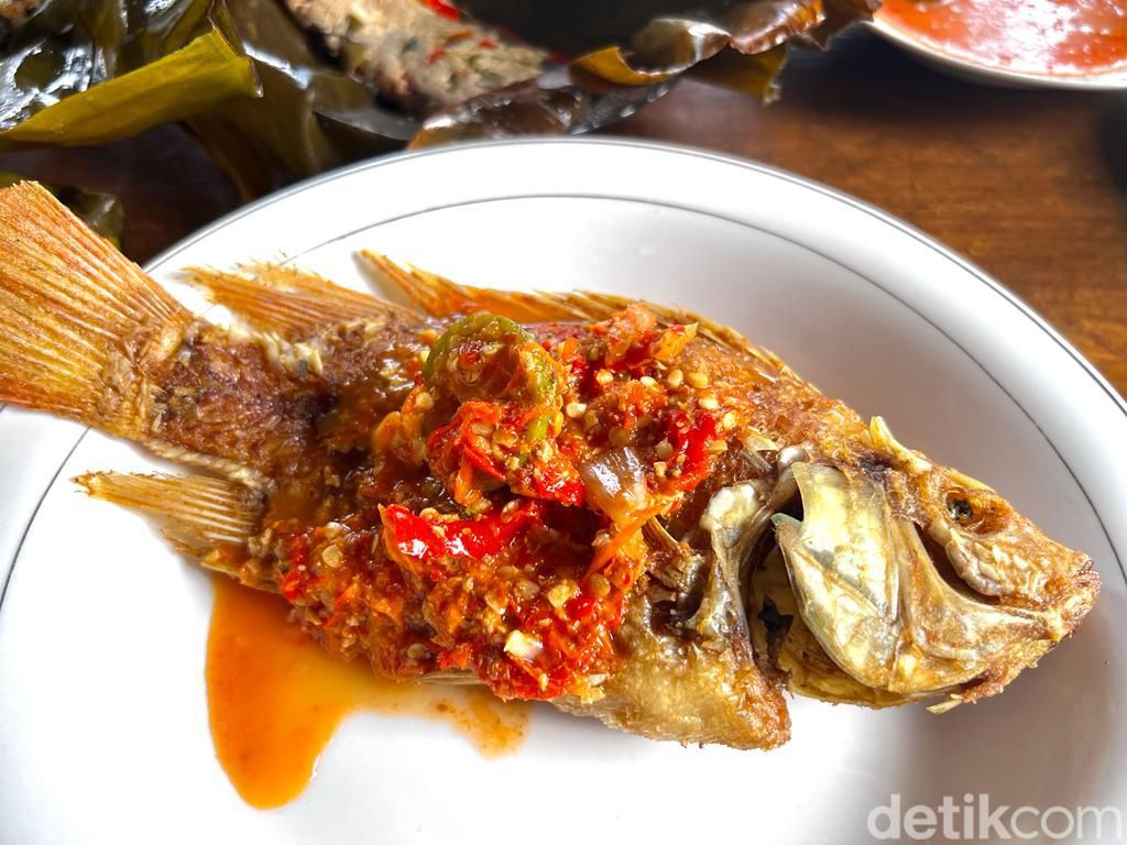 Pedas Segar! Pecak Ikan Nila di Warung Betawi Pengkolan Bekasi