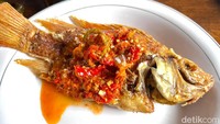 Menu favorit di warung makan ini, Pecak Ikan Nila! Ikan nila yang cukup besar disiram dengan sambal pecak yang punya rasa segar gurih. Foto: Detikcom / Atiqa Rana