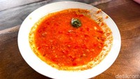 Seperti ini bumbu pecak jika belum disiram ke ikan goreng nila. Warnanya memang terlihat merah, namun rasa pedasnya masih bisa ditolerir. Foto: Detikcom / Atiqa Rana