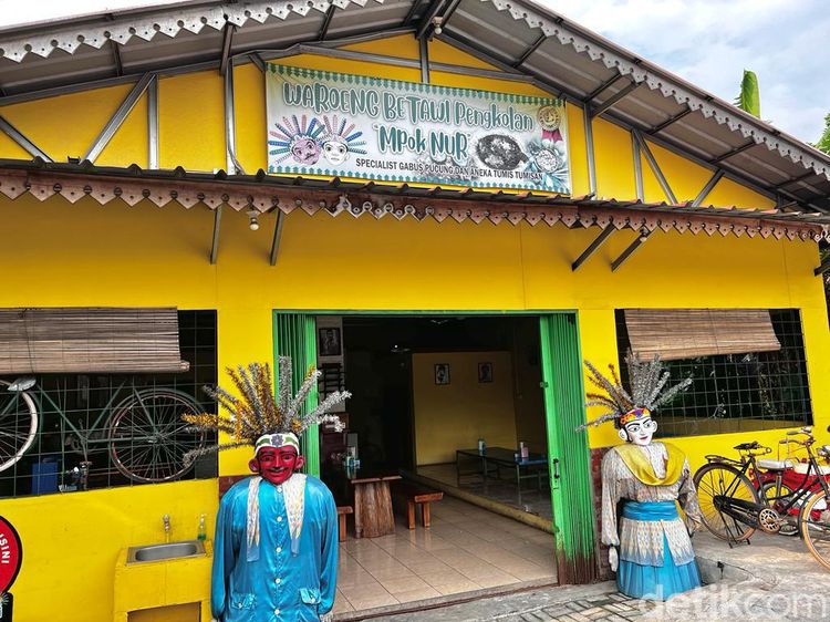 Pedas Segar! Pecak Ikan Nila di Warung Betawi Pengkolan Bekasi