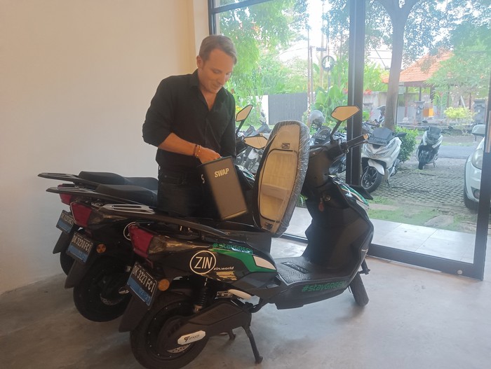 Pemilik hotel Zin Canggu, Manangu Peter kampanyekan green energi dengan mengembangkan usaha penyewaan motor listrik di hotelnya dan untuk G20