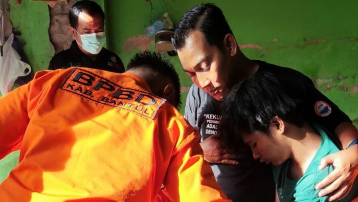 Pemuda di Bantul tangannya ikut masuk ke mesin penggilingan daging