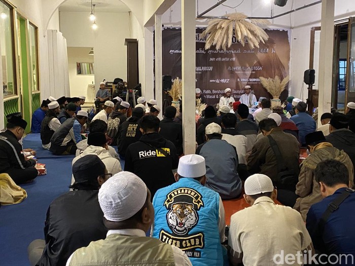Pemuda punk ikuti tausiah Shalawat Not Dead.