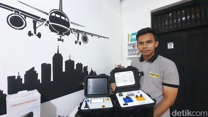 Pemuda Sumedang membuat alat tes keamanan pesawat terbang.