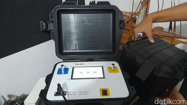 Pemuda Sumedang membuat alat tes keamanan pesawat terbang.