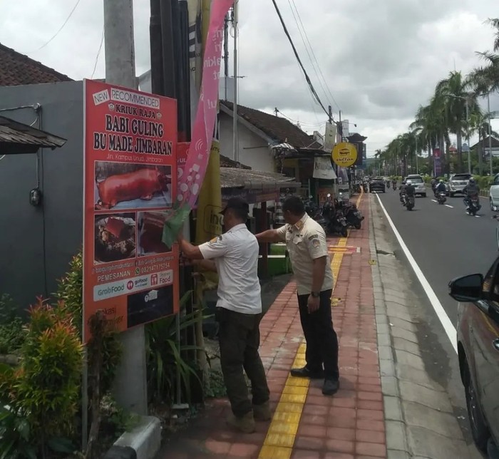 Penertiban spanduk promosi kuliner babi guling.