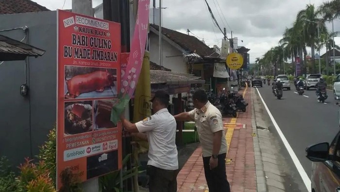 Penertiban spanduk promosi kuliner babi guling.